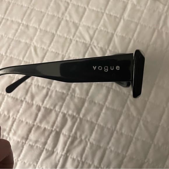 Vogue x Hailey Bieber Sunglasses - Picture 4 of 5